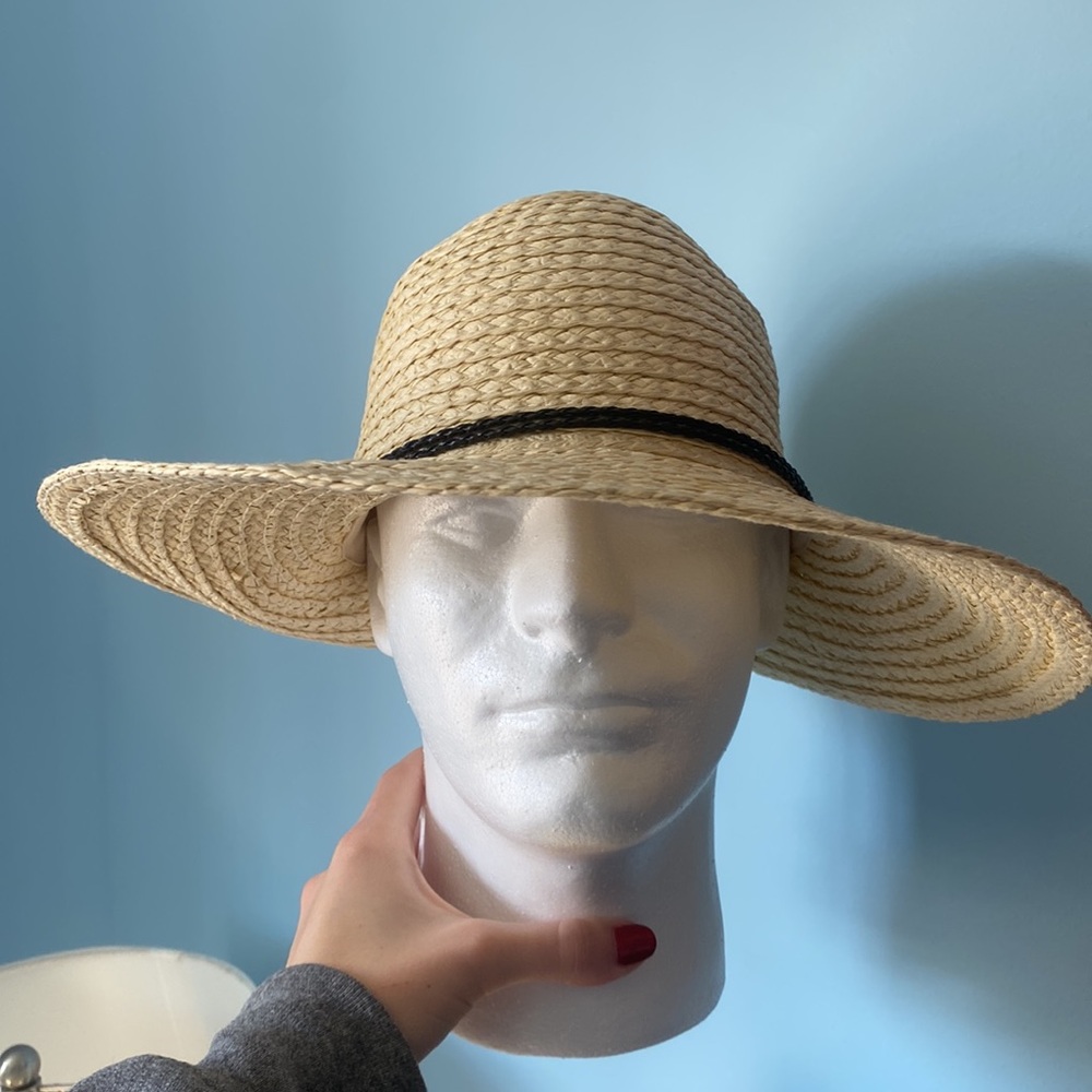 New Beautiful 100% Paper Tan Woven Sun Hat With Black Woven Detail Around Hat